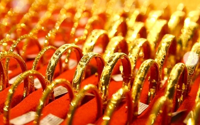 Tin tài chính hôm nay 18/6: Vàng lao dốc, USD vượt mốc 100 điểm