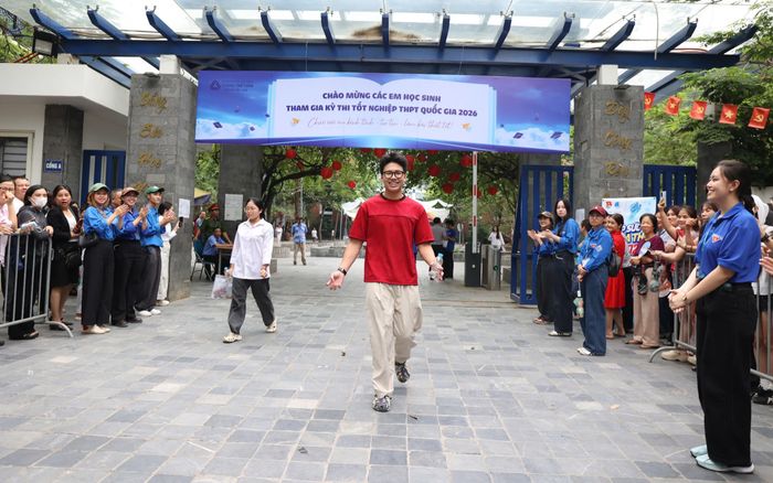 Thi tốt nghiệp THPT 2026: Kết thúc môn Toán, sĩ tử 'thở phào'