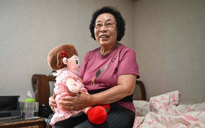Một mình trong căn nhà, cụ bà được 'đứa cháu' búp bê quan tâm mỗi ngày