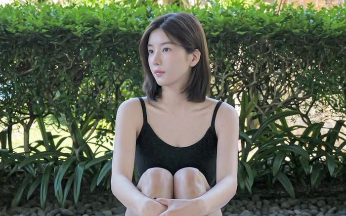 Kwon Eun Bi gây chú ý với vóc dáng quyến rũ