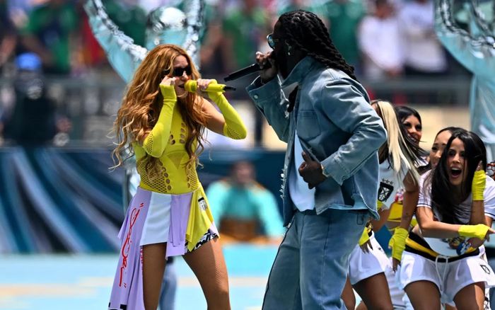 Shakira tái xuất World Cup, khiến 80.000 khán giả tại Azteca vỡ òa