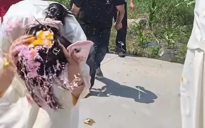 Hai phù dâu bị đập trứng sống, ném bột mì tại đám cưới gây xôn xao