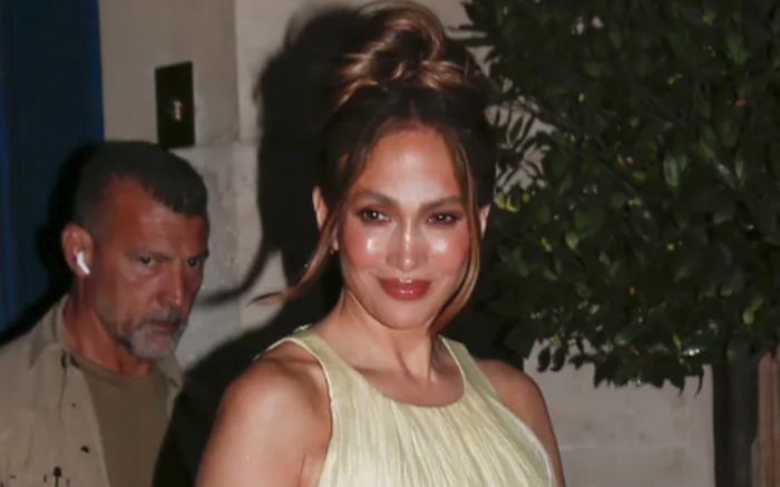 Jennifer Lopez hóa nàng thơ trong thiết kế bay bổng