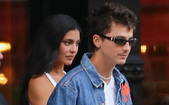 Người mẫu Kylie Jenner và Timothée Chalamet gây sốt với màn diện đồ đôi