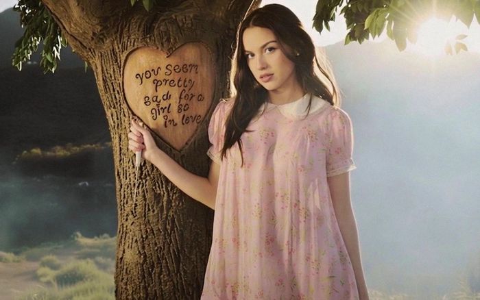 Olivia Rodrigo gây bất ngờ với album mới: Khi tình yêu thay thế những cơn giận dữ quen thuộc