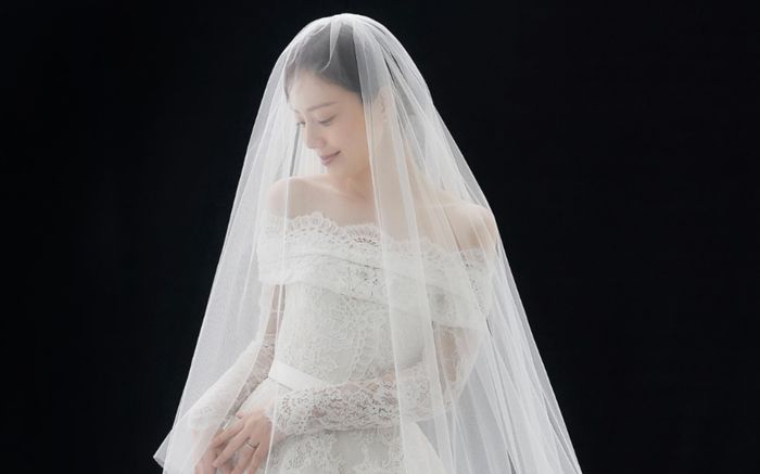Moon Chae Won khoe ảnh cưới trước thềm hôn lễ