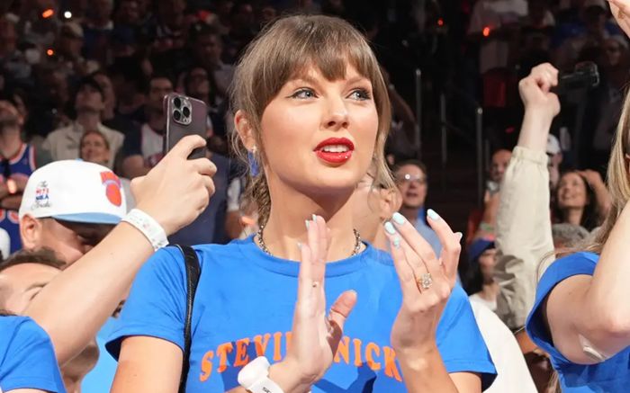 Khoảnh khắc Taylor Swift 'chạm mặt' Kylie Jenner gây sốt