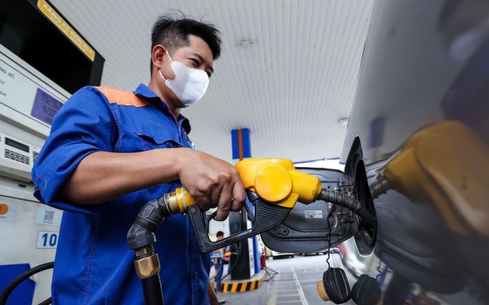 Giá xăng dầu hôm nay 12/6: Giảm cực mạnh