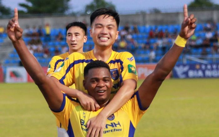 Đội bóng của HLV Park Hang Seo lên V.League đầy ngoạn mục