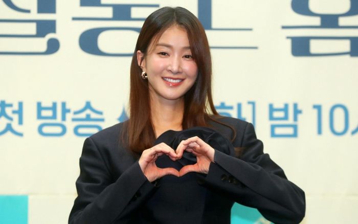 Nữ diễn viên Lee Si Young gây bất ngờ với cơ lưng săn chắc sau 7 tháng sinh con