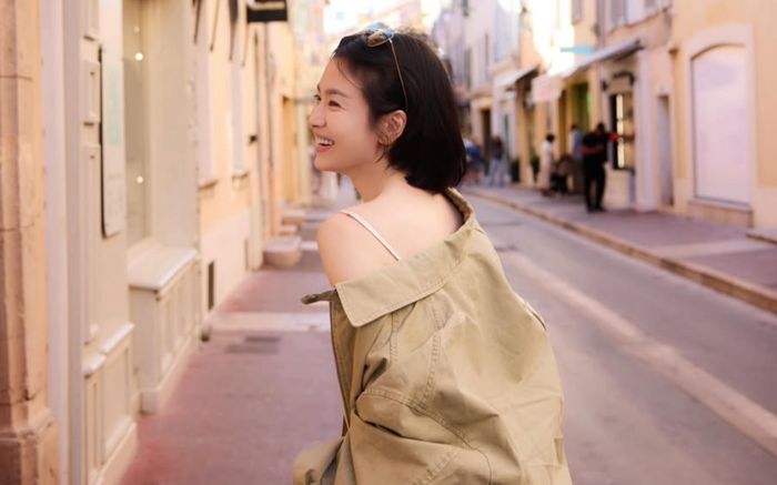 Song Hye Kyo khoe nhan sắc nổi bần bật giữa trời Âu