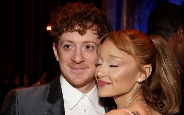 Nam diễn viên Ethan Slater lần đầu lộ diện sau tin chia tay Ariana Grande
