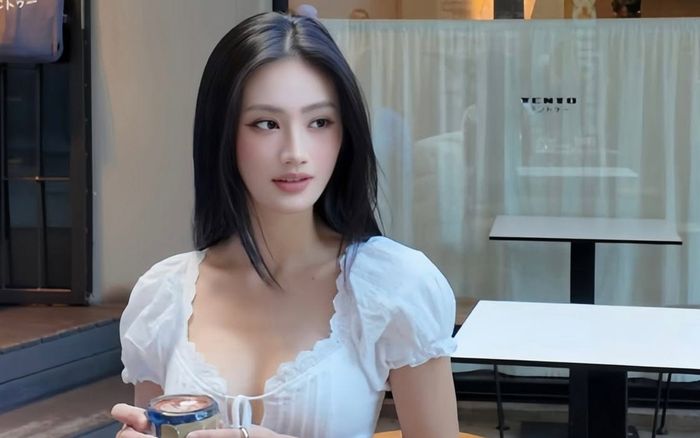 Hoa hậu Ý Nhi gặp 'người thương' khi về Việt Nam