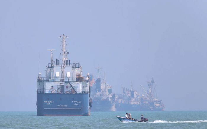 Vì sao hơn 100 triệu thùng dầu vẫn đi qua được eo biển Hormuz dù căng thẳng leo thang?