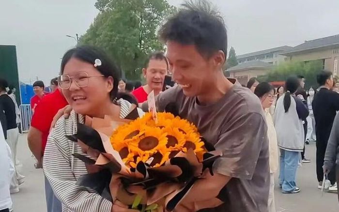 Đón con đi thi Đại học, người đàn ông gây xôn xao với diện mạo lấm lem bùn đất