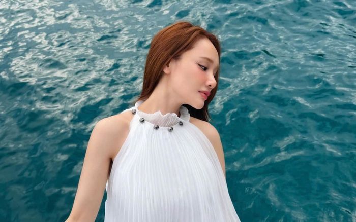 Nhã Phương diện váy cổ yếm, khoe xương quai xanh thanh mảnh