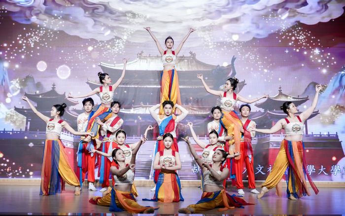 Mãn nhãn với sự công phu của giới sinh viên tại chung kết hội thi văn nghệ Việt – Trung