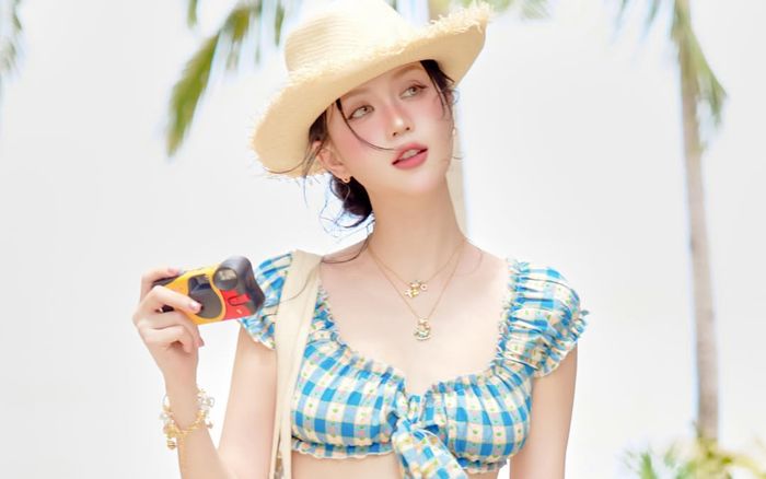 Ngọc Trinh khoe vóc dáng gợi cảm đón hè