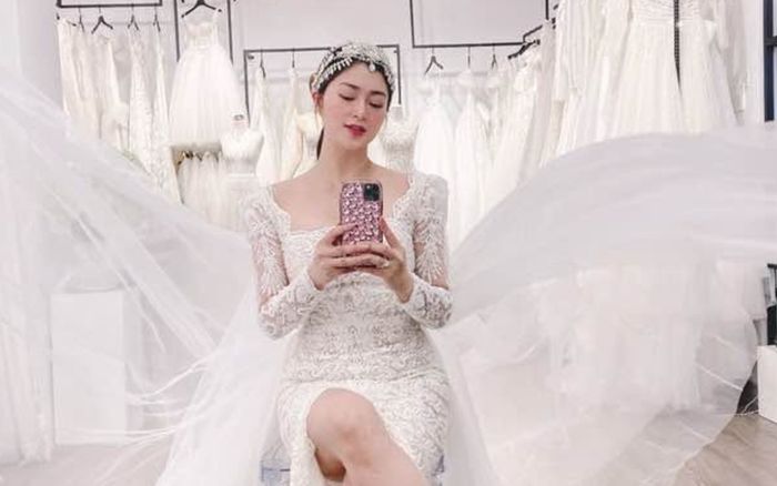 Diễn viên Thanh Trúc mặc váy cưới ở tuổi U45