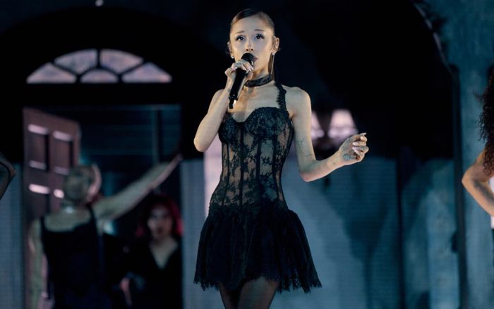 Ariana Grande hụt mất 'ngôi vương' vì một huyền thoại âm nhạc