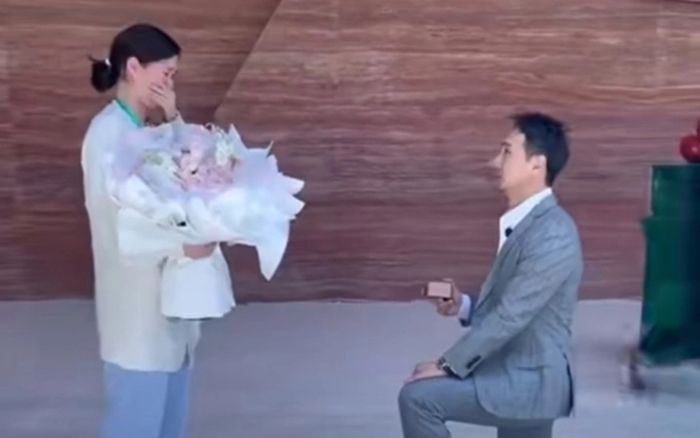 Vượt qua cửa tử, nam diễn viên quỳ gối cầu hôn nữ bác sĩ đồng hành suốt 5 năm