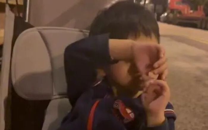 Ngày nào cũng đòi đi tìm mẹ, bé trai 3 tuổi chưa biết sự thật đau lòng phía sau