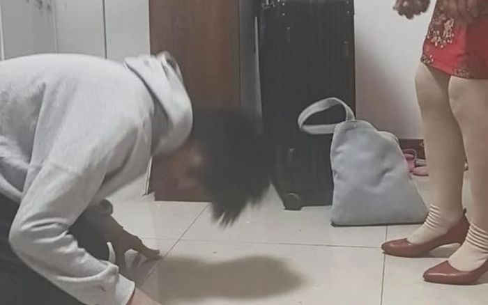 Con trai quỳ lạy mẹ sau khi từ phòng thi về nhà, lý do gây nghẹn ngào