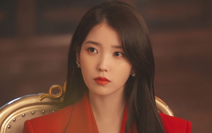 IU gây chú ý khi xuất hiện sau ồn ào