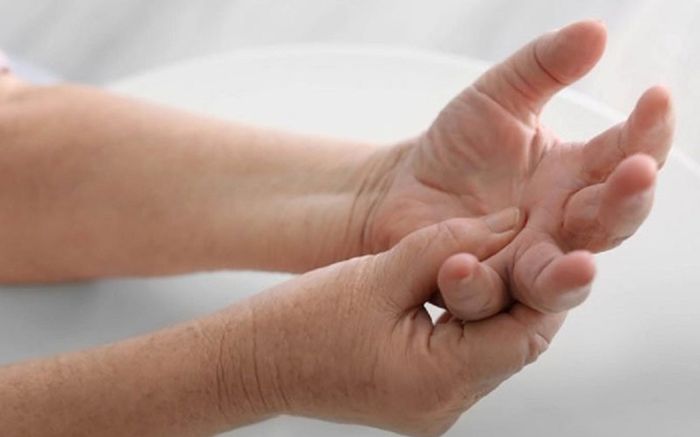 Trời nóng kéo dài, bác sĩ lưu ý 4 dấu hiệu đột quỵ không nên bỏ qua