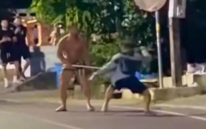 Người đàn ông nước ngoài cầm hung khí náo loạn đường phố, nam võ sĩ ra tay khống chế nghẹt thở