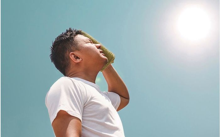 Nắng nóng gay gắt bao trùm nhiều khu vực, có nơi trên 38 độ C