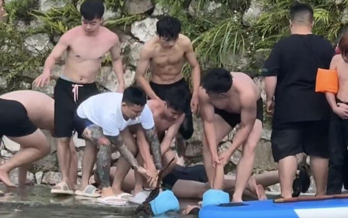 Hai người bị hút vào cống thoát lũ khi đi bơi, nghẹt thở giây phút giải cứu