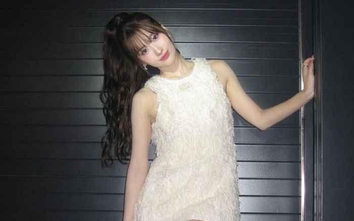 Momo (TWICE) gây sốt với váy ngắn, khoe trọn đôi chân dài hoàn hảo