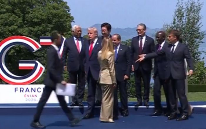 Ông Trump đi lạc đội hình tại Hội nghị G7, vấn đề sức khỏe lại bị bàn tán