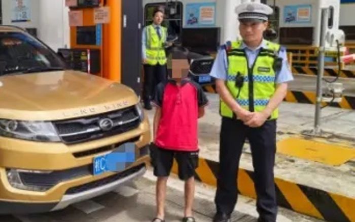 Cậu bé 12 tuổi lái xe ô tô trên đường cao tốc suốt 6 tiếng, câu trả lời khi bị phát hiện gây xôn xao
