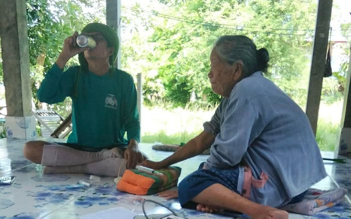 Xôn xao bác sĩ vừa uống bia vừa lấy máu bệnh nhân, dư luận phẫn nộ