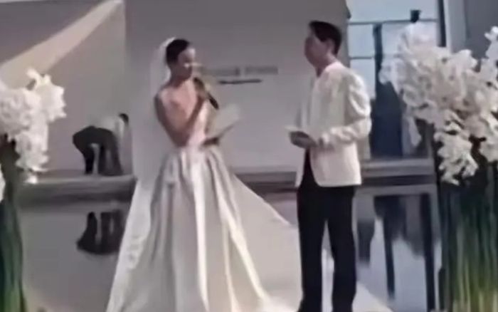 Cô dâu nhắc người yêu cũ trong ngày cưới, chú rể 'đứng hình' trước hàng trăm quan khách