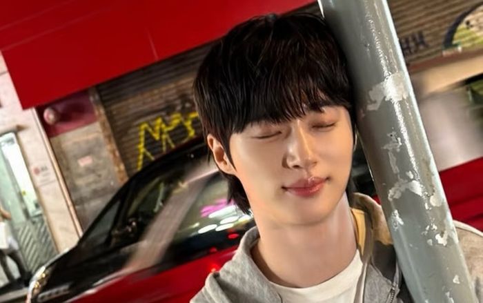 Byeon Woo Seok khoe vẻ ngoài chuẩn nam thần khi đến Hong Kong