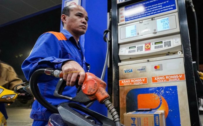 Giá xăng dầu hôm nay 18/6: Trong nước giảm mạnh