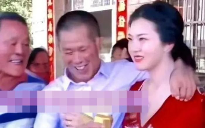 Người đàn ông 50 tuổi cưới nữ nhân viên kém 30 tuổi, hành động với cha cô dâu gây xôn xao