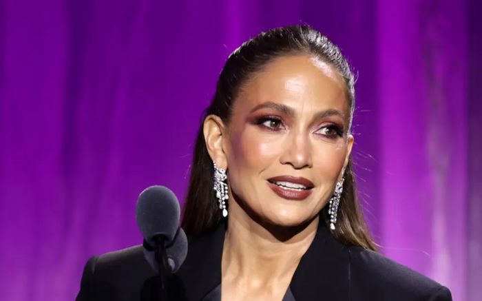 Jennifer Lopez tiết lộ từng nhập viện khẩn cấp sau 98 ngày làm việc liên tục