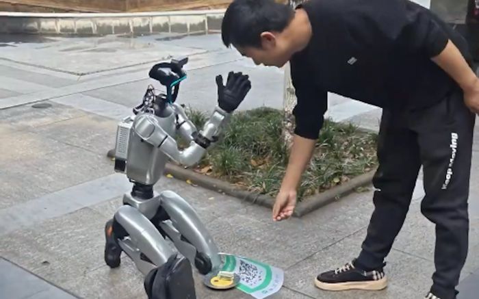 Robot quỳ gối xin tiền giữa phố, cư dân mạng 'dậy sóng'