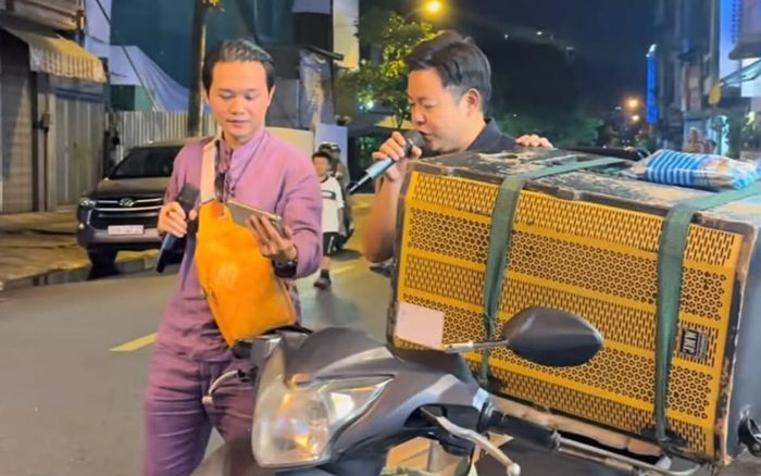 Nam ca sĩ Việt sang Mỹ định cư, về nước đi hát kẹo kéo gây xôn xao