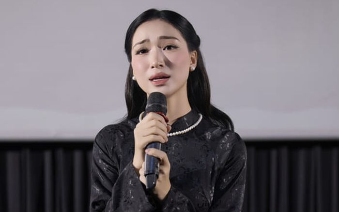 Hòa Minzy nghẹn ngào: 'Tiễn em đoạn đường cuối, yên nghỉ em nhé'