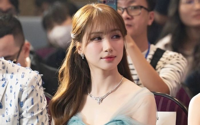 Về quê Hoà Minzy ngắm mùa sen đẹp nhất Bắc Ninh
