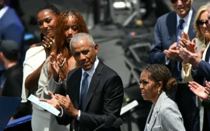 Con gái cựu Tổng thống Obama diện trang phục hở vai với chất liệu độc đáo