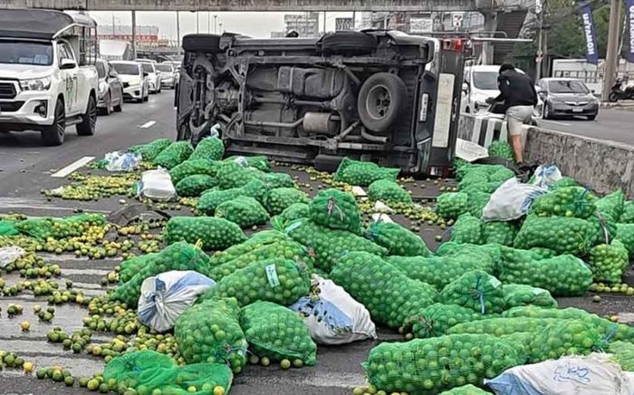 Xe chở hàng nổ lốp, hàng nghìn quả chanh phủ kín mặt đường quốc lộ