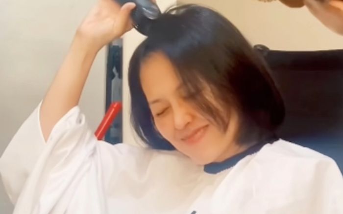 Nữ ca sĩ đang nổi tiếng bất ngờ mắc ung thư, bật khóc khi cạo trọc đầu để điều trị