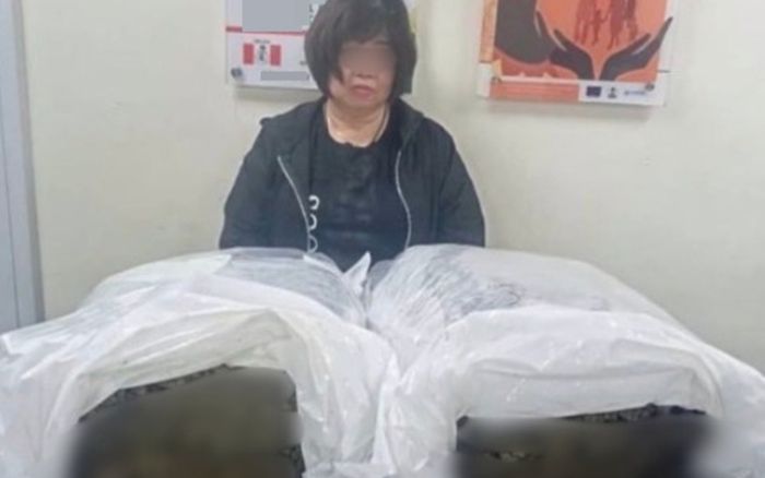 Người phụ nữ 63 tuổi bị bắt tại sân bay, sửng sốt khi kiểm tra thứ giấu trong hành lý