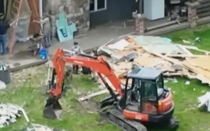 Vợ đòi ly hôn, người chồng lái máy xúc đập phá nhà khi 2 đứa con còn bên trong